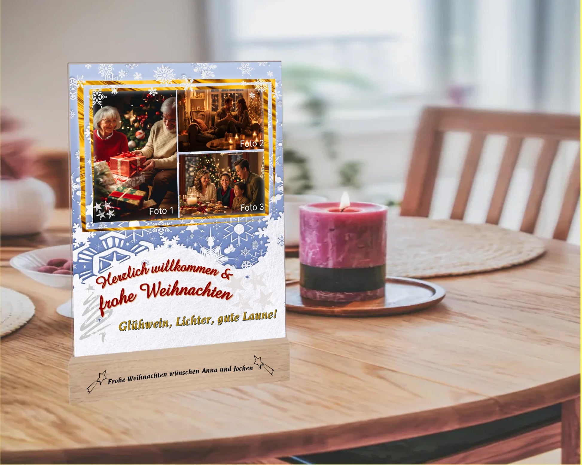 acrylglas-15x20cm-mit-graviertem-standfuss-aus-echtholz-acrylglas-ist-personalisiert-mit-3-fotos-und-einem-aus-5-spruechen-hintergrundfarbe-weiß-hellblau-mit-schneeflocken-der fotoaufsteller-steht-auf-einem-esstisch-neben-einer-kerze