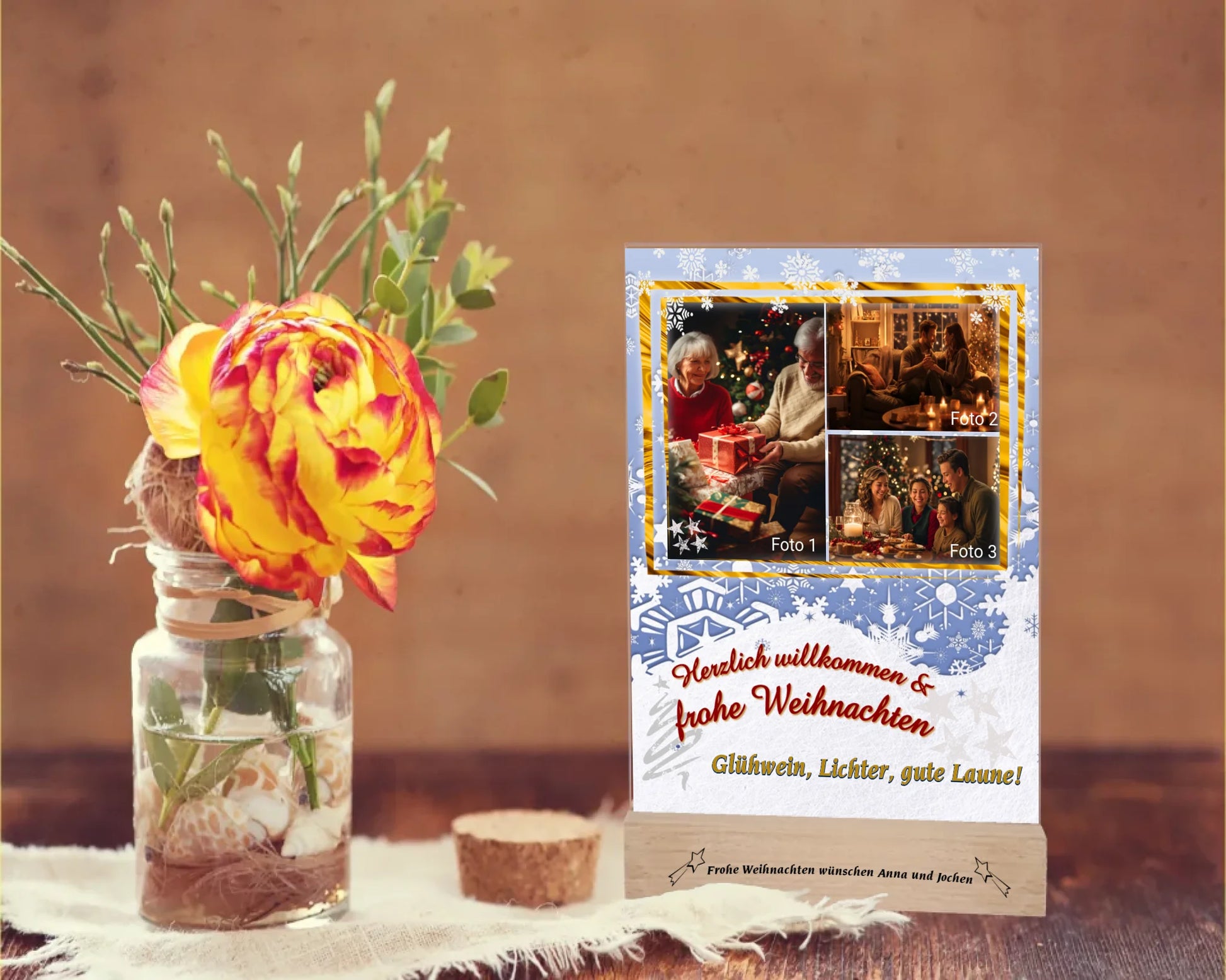 acrylglas-15x20cm-mit-graviertem-standfuss-aus-echtholz-acrylglas-ist-personalisiert-mit-3-fotos-und-einem-aus-5-spruechen-hintergrundfarbe-weiß-hellblau-mit-schneeflocken-der fotoaufsteller-steht-auf-einem-rustikalen-holztisch-neben-einer-rose