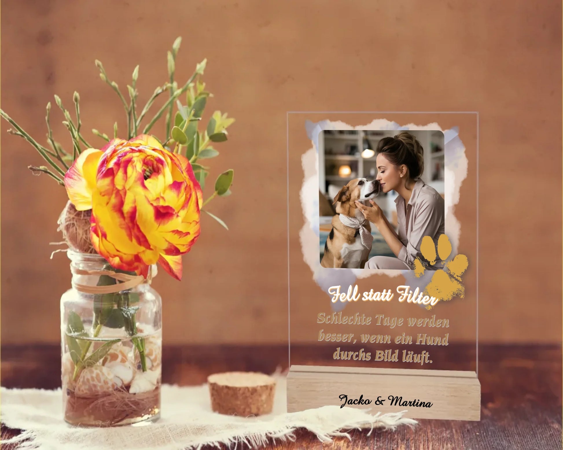 acrylglas-15x20cm-mit-echtholz-standfuss-personalisiert-weihnachtsgeschenk-hundebesitzer-mit-eigenem-foto-auf-wolken-als-hintergrund-pfotenabdruck-am-rand-des-fotos-darunter-einer-der-sechs-sprueche-zur-hund-mensch-beziehung-oder-eigener-text-holzsockel-optional-mit-namen-graviert-fotoaufsteller-steht-auf-rustikalem-holztisch-neben-einer-rose