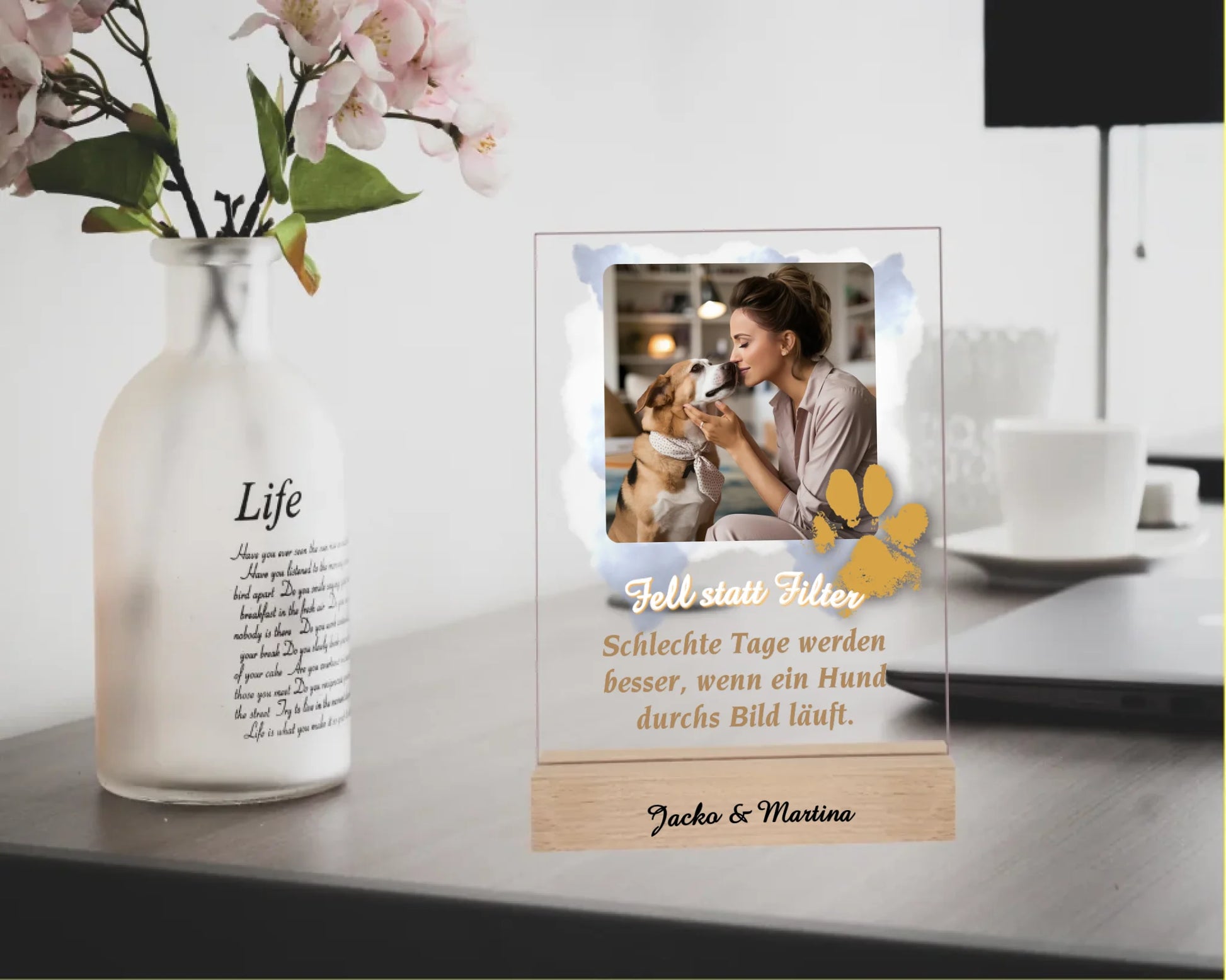 acrylglas-15x20cm-mit-echtholz-standfuss-personalisiert-weihnachtsgeschenk-hundebesitzer-mit-eigenem-foto-auf-wolken-als-hintergrund-pfotenabdruck-am-rand-des-fotos-darunter-einer-der-sechs-sprueche-zur-hund-mensch-beziehung-oder-eigener-text-holzsockel-optional-mit-namen-graviert-fotoaufsteller-steht-auf-schreibtisch