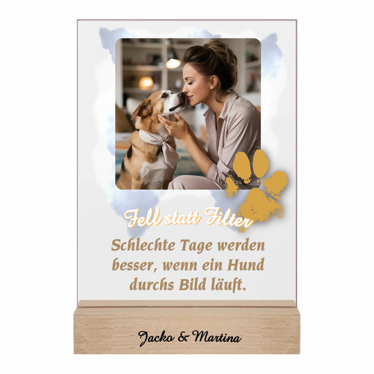acrylglas-15x20cm-mit-echtholz-standfuss-personalisiert-weihnachtsgeschenk-hundebesitzer-mit-eigenem-foto-auf-wolken-als-hintergrund-pfotenabdruck-am-rand-des-fotos-darunter-einer-der-sechs-sprueche-zur-hund-mensch-beziehung-oder-eigener-text-holzsockel-optional-mit-namen-graviert