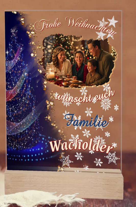 acrylglas-15x20cm-mit-standfuß-aus-echtholz-personalisiert-mit-familienfoto-und-familienname-in -der-linken-haelfte-ist-ein-weihnachtsbaum-mit-bunten-lichtern-und-dunkelblauem-hintergrund-fließender-uebergang-zur-transparentnen-hälfte-mit-foto-name-und-schriftzug-frohe-weihnachten-wuenscht-euch-familie-name-der-familie