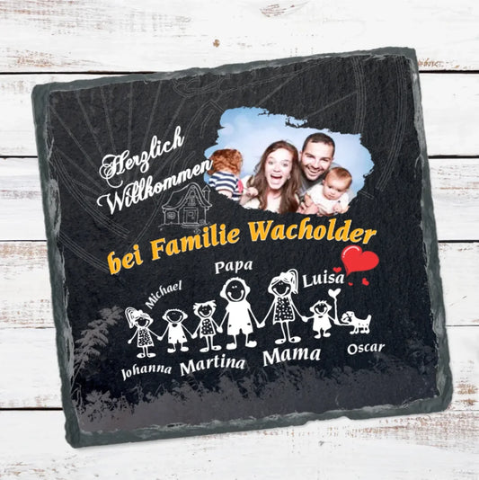 personalisierte-schieferplatte-quadratisch-15x15-cm-design-mit-familienfoto-namen-und-passendem-comic-motiv-zu-jedem-namen