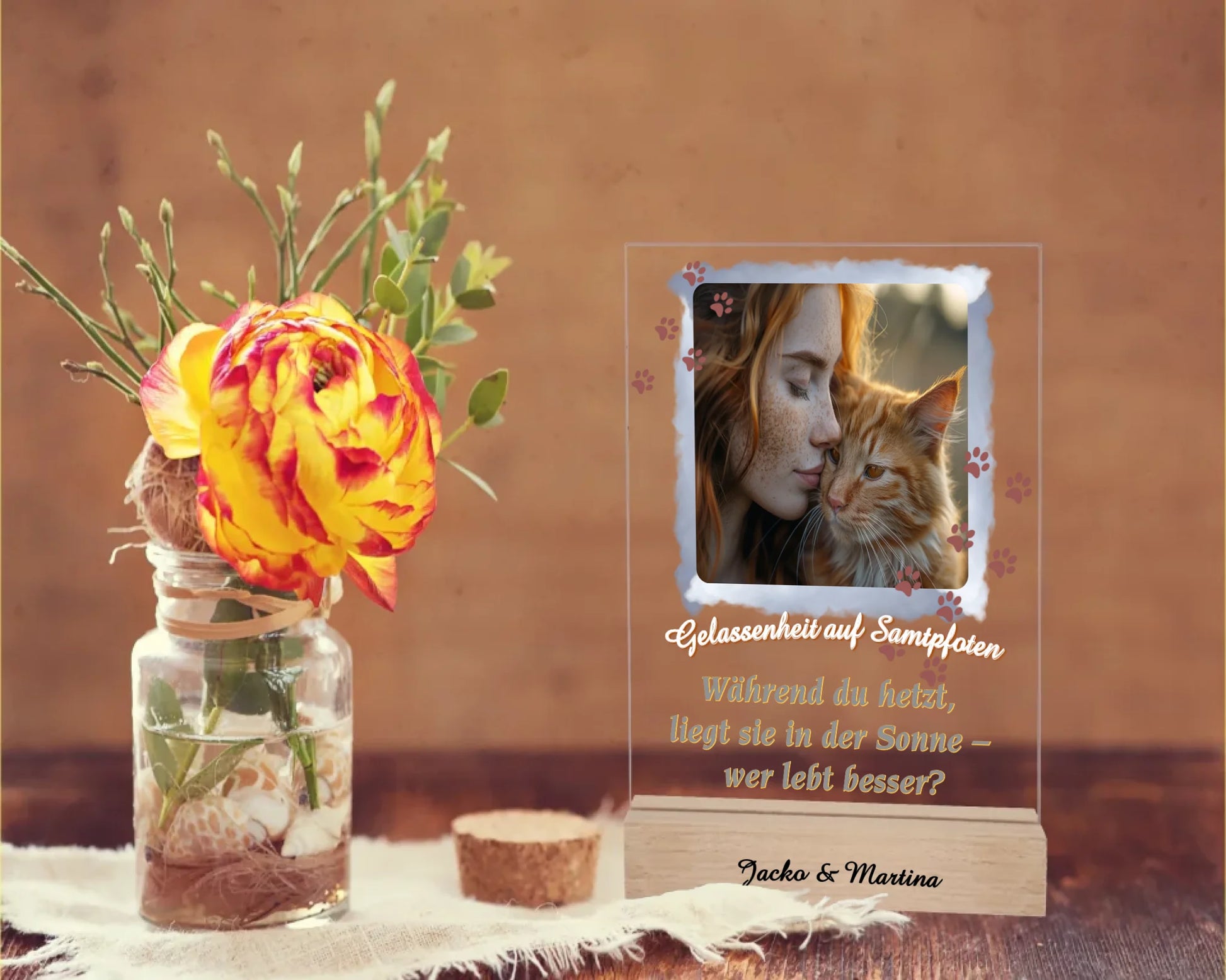 fotoaufsteller-acrylglas-15x20cm-mit-standfuss-weihnachtsgeschenk-katzenbesitzer-personalisiert-mit-einem-ausgewaehlten-kurzen-katzen-spruch-und eigenem-foto-und-optinal-mit-gravierten-namen-am-holzsockel-Fotoaufteller-steht-auf-tisch-neben-rose