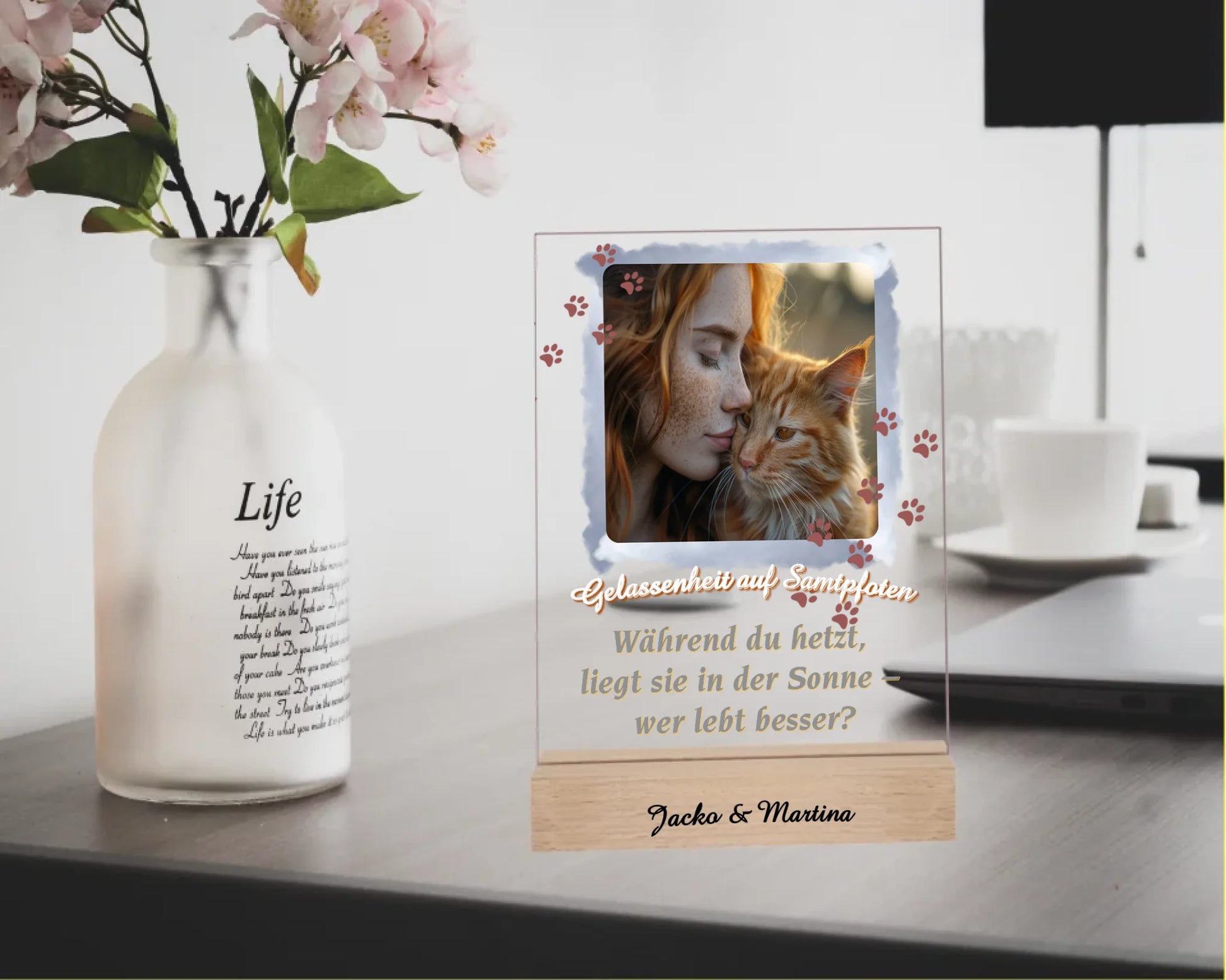 fotoaufsteller-acrylglas-15x20cm-mit-standfuss-weihnachtsgeschenk-katzenbesitzer-personalisiert-mit-einem-ausgewaehlten-kurzen-katzen-spruch-und eigenem-foto-und-optinal-mit-gravierten-namen-am-holzsockel-Fotoaufteller-steht-auf-schreibtisch