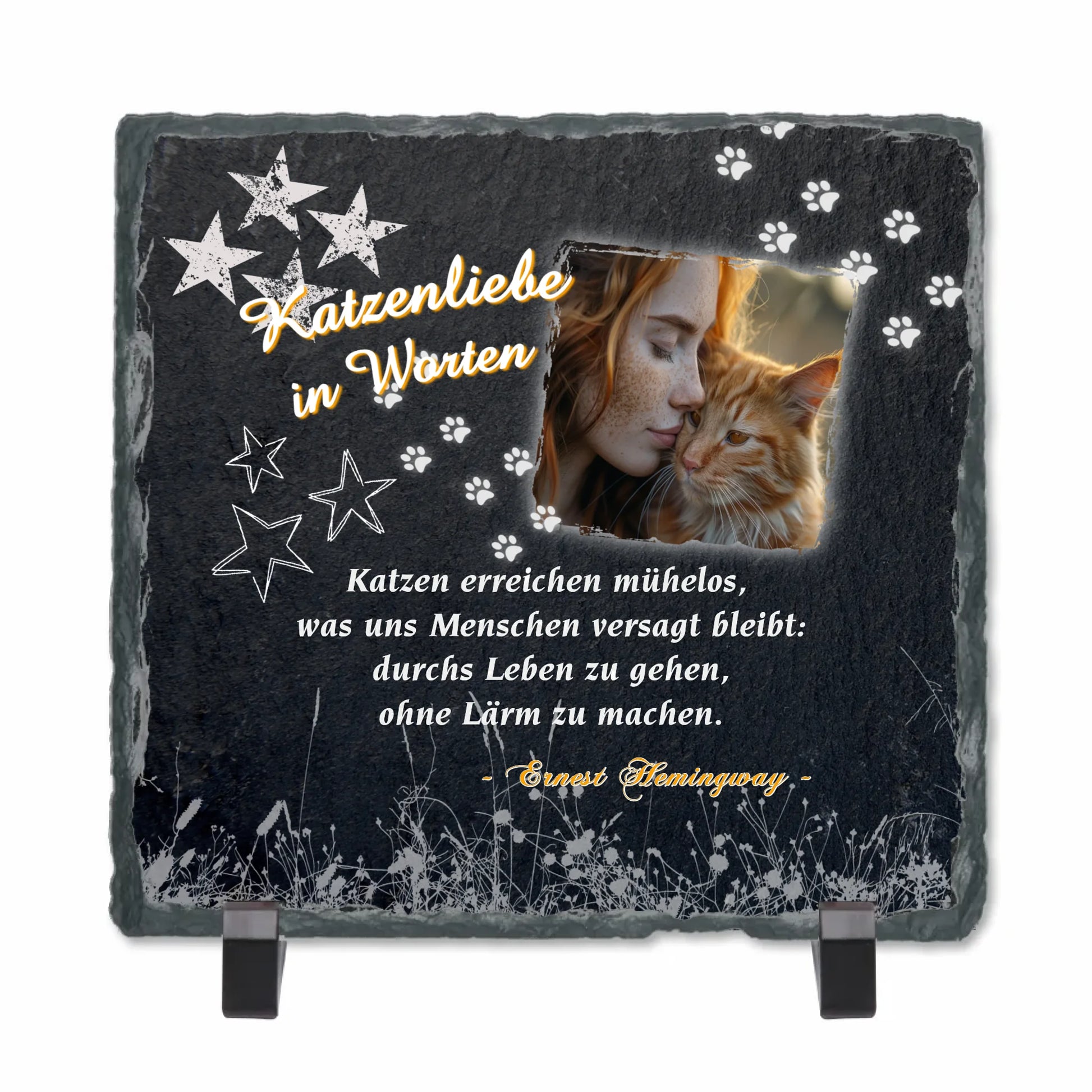 schieferplatte-15x15cm-schwarz-mit-standfuss-personalisiertes-weihnachtsgeschenk-fuer-katzenliebhaber-mit-foto-und-zitat-über-katzen-in-weißer-schrift-design-mit-pfotenabruecken-und-sternen-in-den-beiden-oberen-ecken