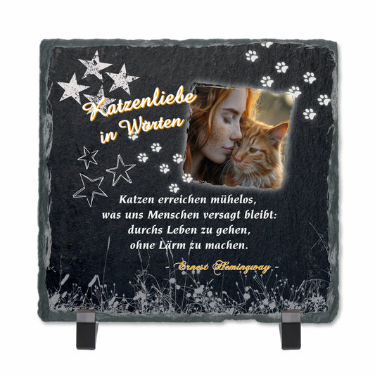 schieferplatte-15x15cm-schwarz-mit-standfuss-personalisiertes-weihnachtsgeschenk-fuer-katzenliebhaber-mit-foto-und-zitat-über-katzen-in-weißer-schrift-design-mit-pfotenabruecken-und-sternen-in-den-beiden-oberen-ecken