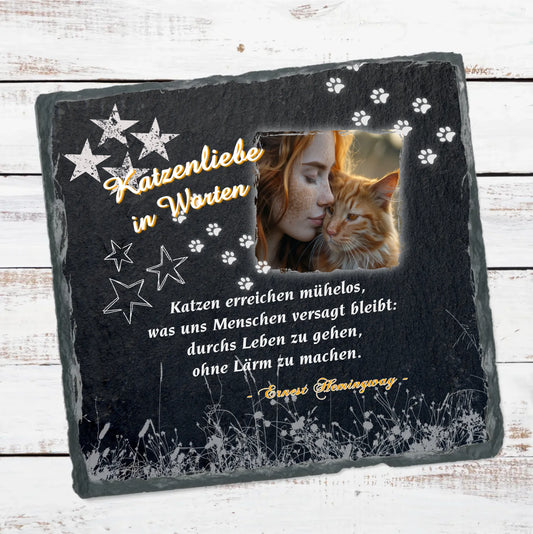 schieferplatte-15x15cm-schwarz-personalisiertes-weihnachtsgeschenk-fuer-katzenliebhaber-mit-foto-und-zitat-über-katzen-in-weißer-schrift-design-mit-pfotenabruecken-und-sternen-in-den-beiden-oberen-ecken