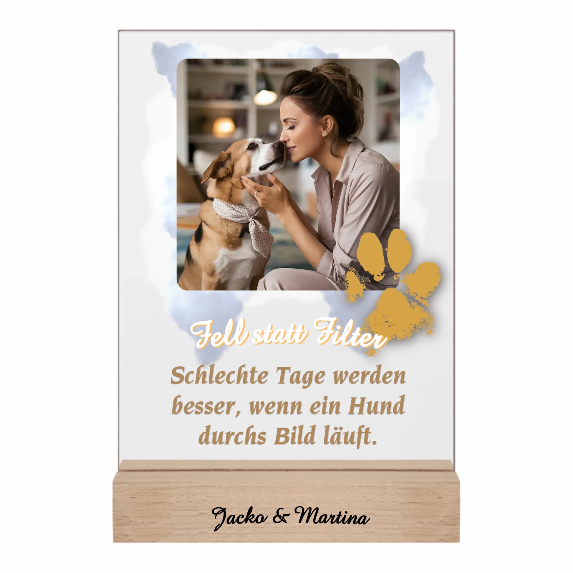 acrylglas-15x20cm-mit-echtholz-standfuss-personalisiert-mit-eigenem-foto-auf-wolken-als-hintergrund-pfotenabdruck-am-rand-des-fotos-darunter-einer-der-sechs-sprueche-zur-hund-mensch-beziehung-oder-eigener-text-holzsockel-optional-mit-namen-graviert-fotoaufsteller-steht-vor-weissem-hintergrund