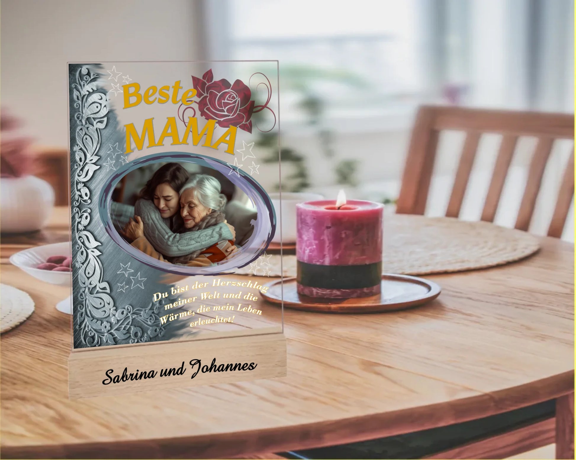 fotoaufsteller-15x20cm-aus-acryl-mit-echtholzsockel-mit-personalisierbaren-foto-silbernen-akzent-auf-der-linken-seite-und-einem-goldgelben-lebensbaum-über-dem-foto-steht-beste-mama-unter-dem-foto-steht-einer-der-fünf-wählbaren-sprüche-der-aufsteller-steht-auf-einem-esstisch-neben-kerze