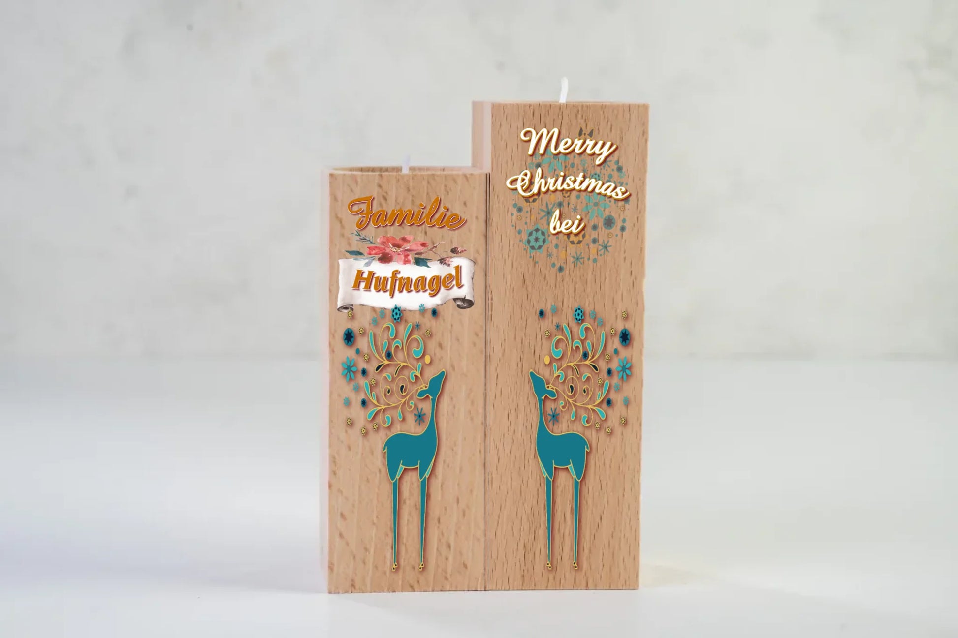 teelichthalter-massiv-holz-2er-set-4,5x4,5cm-12-und-14cm-hoch-weihnachtsgeschenk-nachbarn-personalisiert-mit-familiennamen-weihnachtliches-design-rechter-kerzenhalter-oben-schriftzug-weiss-merry-christmas-auf-leicht-transparente-schneeflocken-und-weihnachtskugeln-darunter-umriss-rentier-in-dezentem-tuerkies-design-kerzenhalter-links-schriftzug-familie-darunter-personalisierter-familienname-auf-schriftrolle-und-ganz-unten-wieder-umriss-rentier-in-dezentem-tuerkis