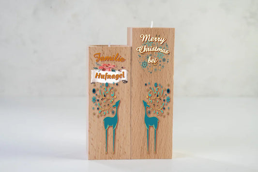 teelichthalter-massiv-holz-2er-set-4,5x4,5cm-12-und-14cm-hoch-weihnachtsgeschenk-nachbarn-personalisiert-mit-familiennamen-weihnachtliches-design-rechter-kerzenhalter-oben-schriftzug-weiss-merry-christmas-auf-leicht-transparente-schneeflocken-und-weihnachtskugeln-darunter-umriss-rentier-in-dezentem-tuerkies-design-kerzenhalter-links-schriftzug-familie-darunter-personalisierter-familienname-auf-schriftrolle-und-ganz-unten-wieder-umriss-rentier-in-dezentem-tuerkis