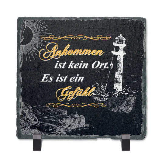 schieferplatte-15x15cm-schwarz-mit-standfuß-weihnachtsgeschenk-nachbarn-mit-motiv-leuchtturm-und-spruch-ankommen-ist-ein-gefuehl-als-deko-hauseingang