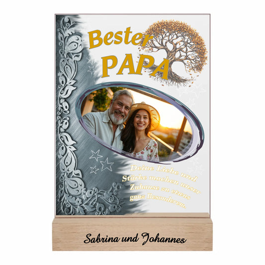 fotoaufsteller-aus-acryl-mit-echtholzsockel-mit-personalisierbaren-foto-silbernen-akzent-auf-der-linken-seite-und-einem-goldgelben-lebensbaum-über-dem-foto-steht-bester-papa-unter-dem-foto-steht-einer-der-fünf-wählbaren-sprüche
