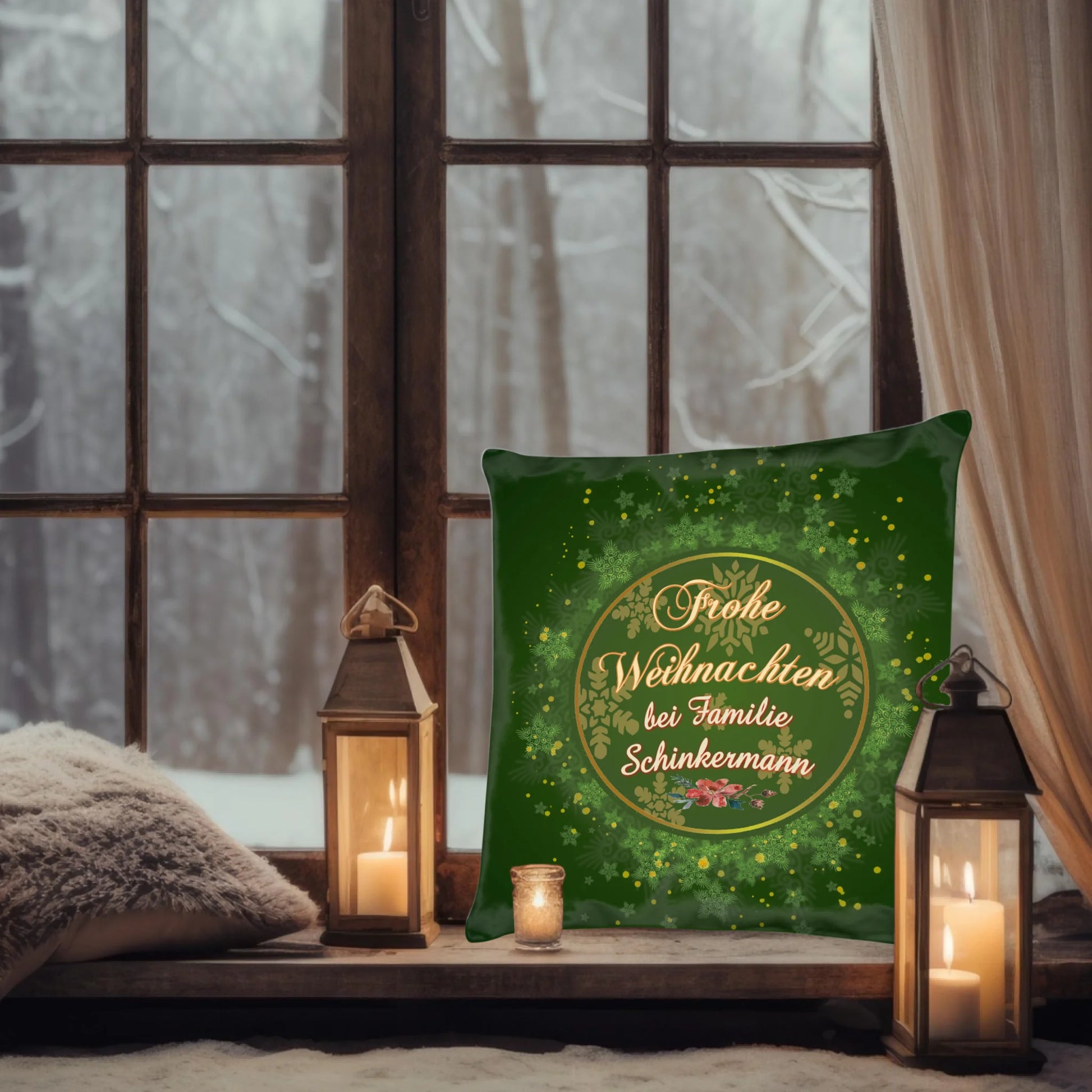 kissen-dunkel-gruen-40x40-cm-mit-familienname-vorderseite-mit-schriftzug-frohe-weihnachten-bei-familie-und-personalisiertem-namen-umgeben-von-einem-runden-goldenen-rahmen-umgeben-von-schneeflocken-und-sternen-kissen-steht-auf-einer-fensterbank-neben-einer-laterne-im-winter