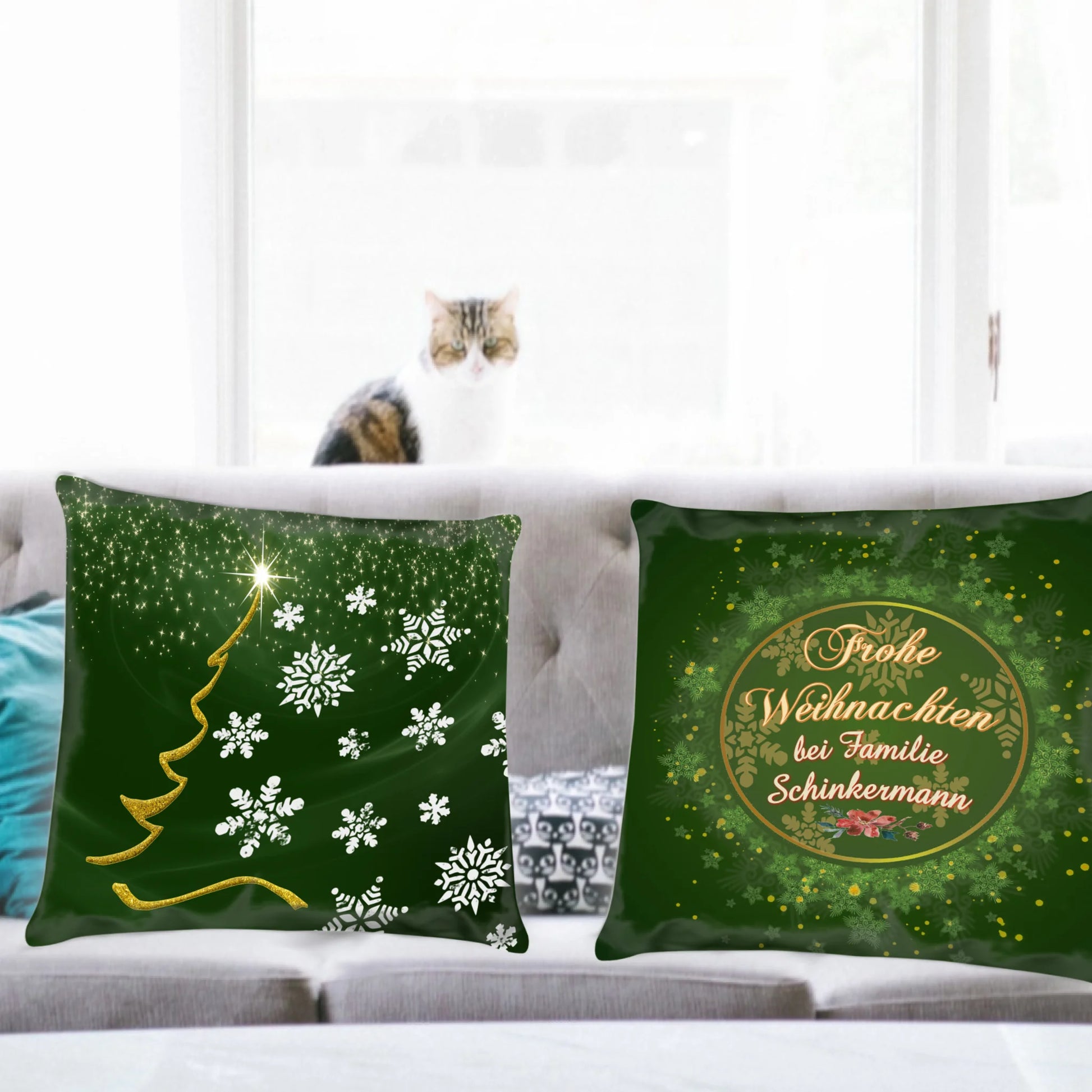 kissen-dunkel-gruen-40x40-cm-mit-familienname-vorderseite-und-rueckseite-nebeneinander-vorderseite-mit-schriftzug-frohe-weihnachten-bei-familie-und-personalisiertem-namen-umgeben-von-einem-runden-goldenen-rahmen-umgeben-von-schneeflocken-und-sternen-rueckseite-mit-goldener-weihnachtsbaum-silhouette-darueber-mit-sternen-und-daneben-mit-grossen-schneeflocken-kissen-stehen-auf-einem-sofa