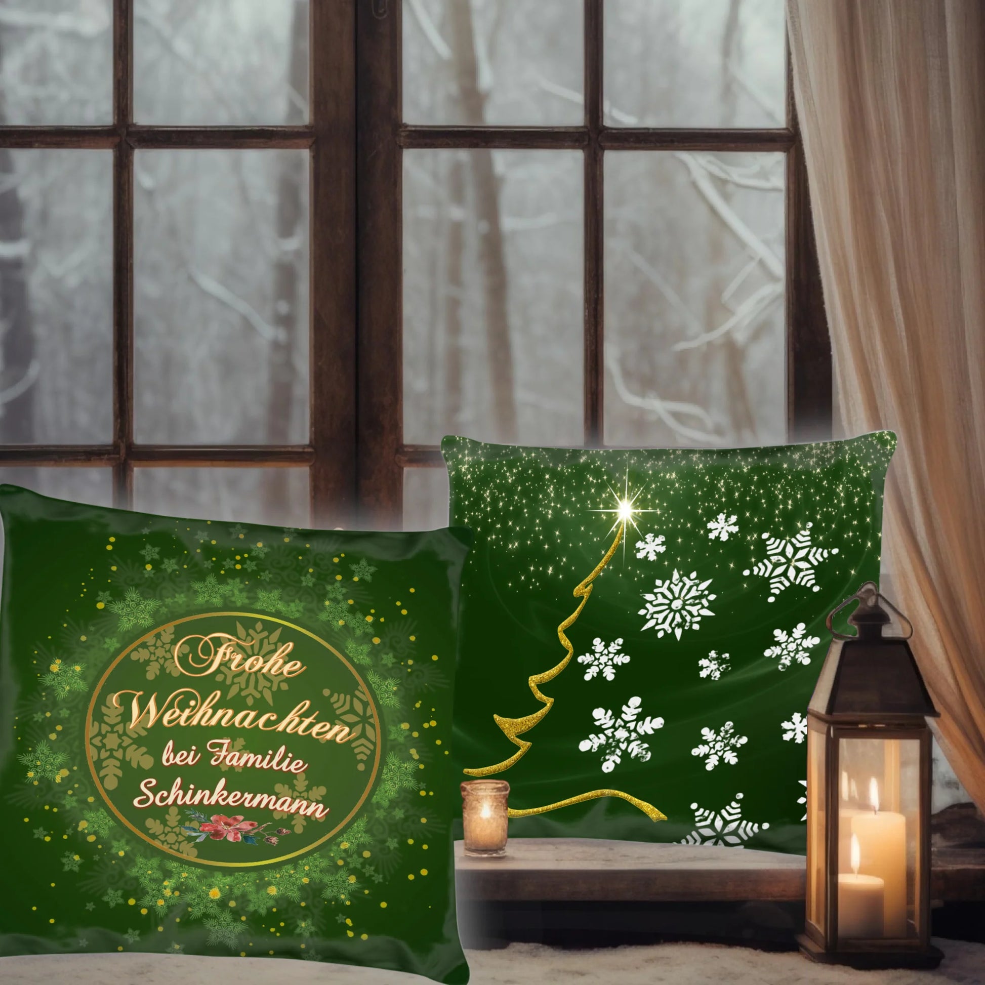 kissen-dunkel-gruen-40x40-cm-mit-familienname-vorderseite-und-rueckseite-nebeneinander-vorderseite-mit-schriftzug-frohe-weihnachten-bei-familie-und-personalisiertem-namen-umgeben-von-einem-runden-goldenen-rahmen-umgeben-von-schneeflocken-und-sternen-rueckseite-mit-goldener-weihnachtsbaum-silhouette-darueber-mit-sternen-und-daneben-mit-grossen-schneeflocken-kissen-stehen-vor-einem-fenster-im-winter