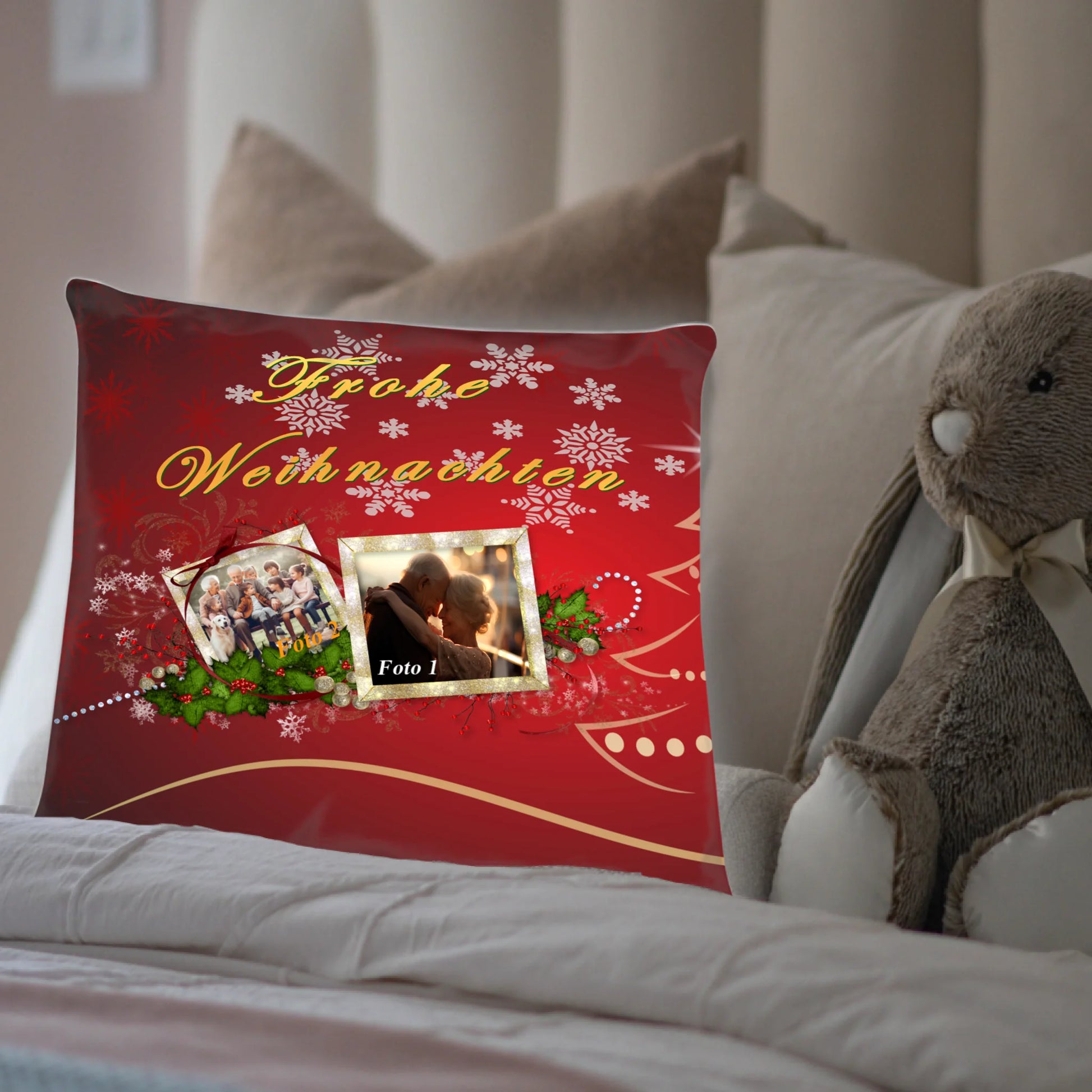 kissen-40x40-cm-rot-rueckseite-personalisiert-mit-zwei-fotos-in-einem-festlichem-rahmen-und-schriftzug-frohe-weihnachten-darueber-kissen-steht-neben-kuscheltier-in-einem-bett