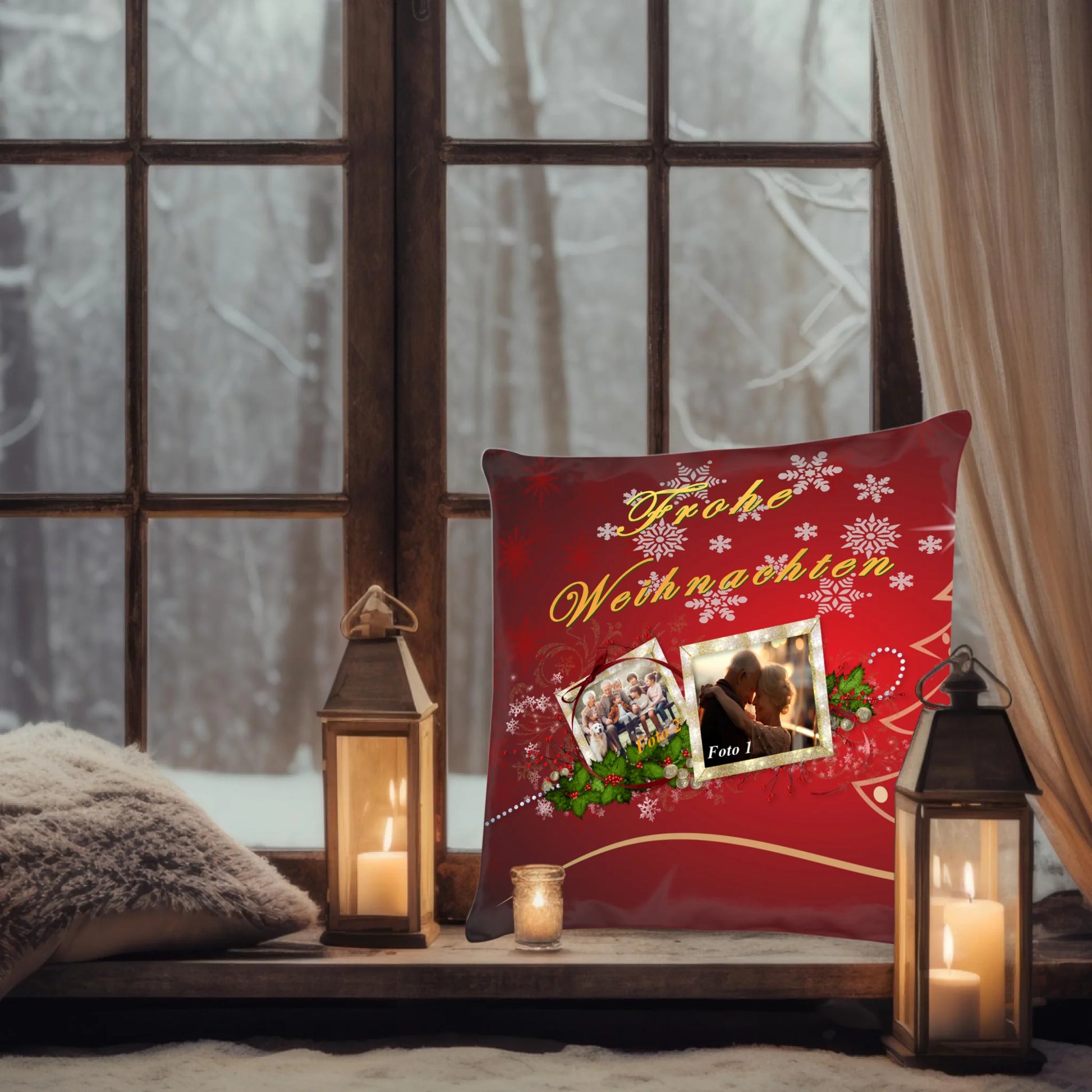 kissen-40x40-cm-rot-rueckseite-personalisiert-mit-zwei-fotos-in-einem-festlichem-rahmen-und-schriftzug-frohe-weihnachten-darueber-kissen-steht-auf-fensterbank-neben-laternen-vor-winterlandschaft