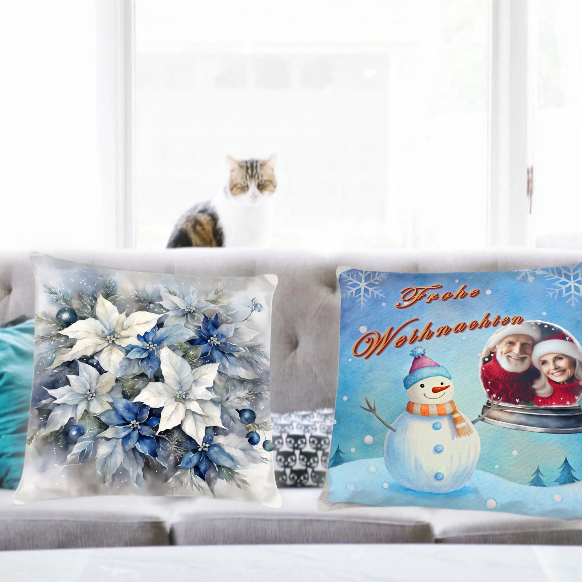 kissen-40x40-cm-mit-foto-vorderseite-und-rueckseite-nebeneinander-vorderseite-mit-winterlandschaft-in-hellblau-und-schneemann-daneben-das-foto-in-einer-schneekugel-rueckseite-mit-bild-auf-ganzer-flaeche-blume-weihnachtsstern-in-weiss-und-blau-kissen-stehen-auf-einem-sofa