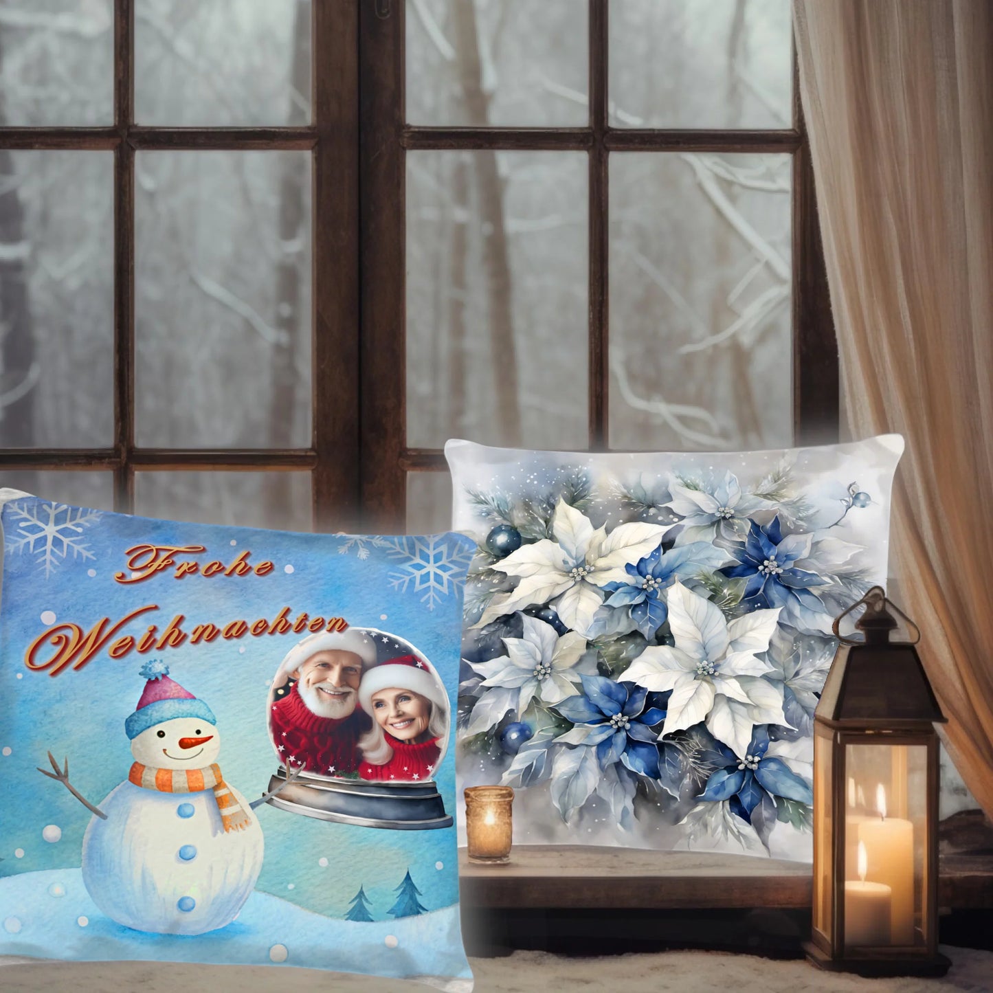kissen-40x40-cm-mit-foto-vorderseite-und-rueckseite-nebeneinander-vorderseite-mit-winterlandschaft-in-hellblau-und-schneemann-daneben-das-foto-in-einer-schneekugel-rueckseite-mit-bild-auf-ganzer-flaeche-blume-weihnachtsstern-in-weiss-und-blau-kissen-stehen-vor-einem-fenster-im-winter-neben-einer-laterne