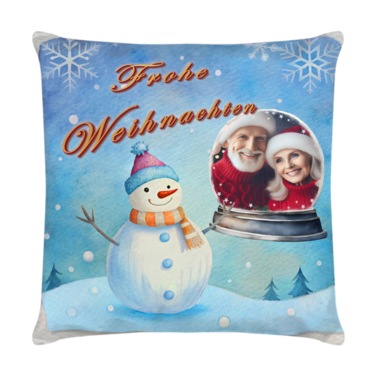 kissen-40x40-cm-mit-foto-vorderseite-mit-winterlandschaft-in-hellblau-und-schneemann-daneben-das-foto-in-einer-schneekugel