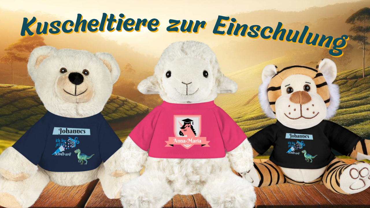 zusammenstellung-kuscheltiere-zur-einschulung-stofftier-eisbaer-mit-personalisiertem-shirt-fuer-die-schultuete-plüschtier-lamm-mit-namen-und-einhorn-motiv-auf-pinkem-shirt-und-kuscheltier-tiger-mit-namen-personalisiertem-schwarzem-shirt-mit-dino-motiv