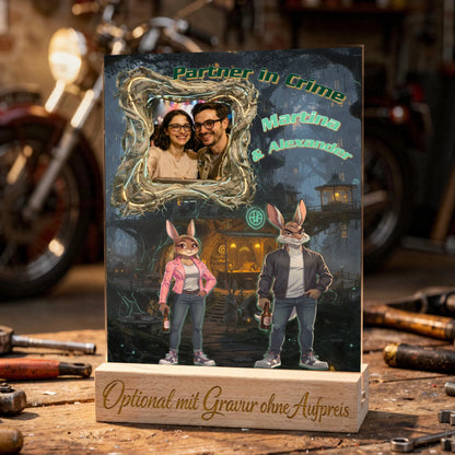 personalisiertes-fotogeschenk-für-partner-in-crime-fotoaufsteller-aus-acryl-mit-namen-und-graviertem-standfuss-mit-coolen-osterhasen-in-lederjacke