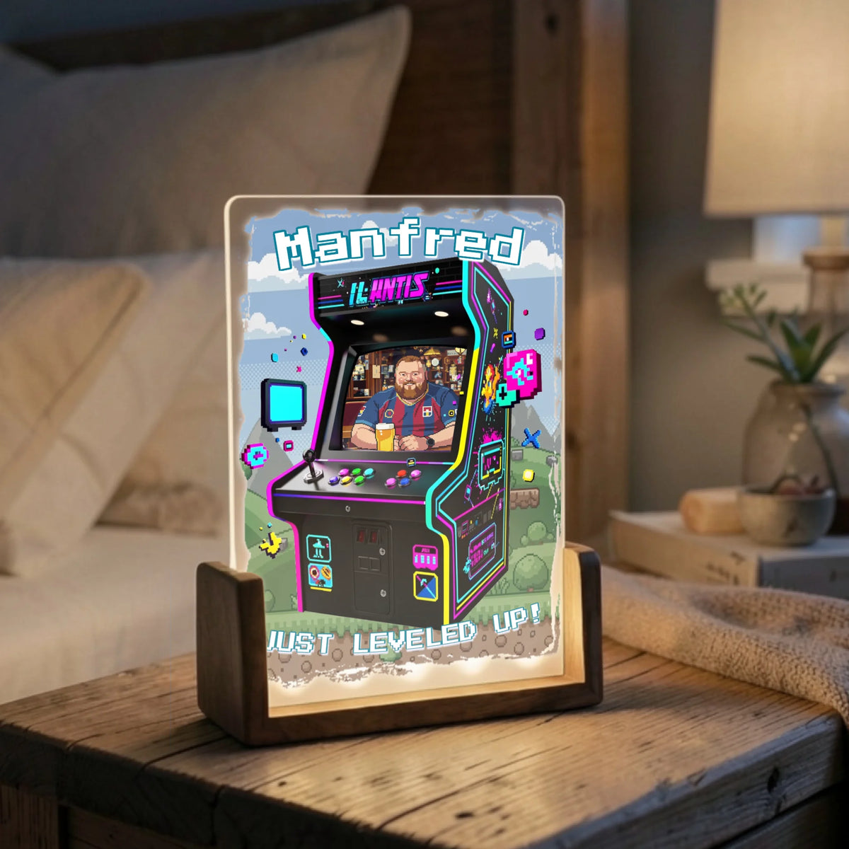 retro-gaming-deko-mit-personalisierter-8-bit-lampe-und-arcade-automat-auf-nachttisch