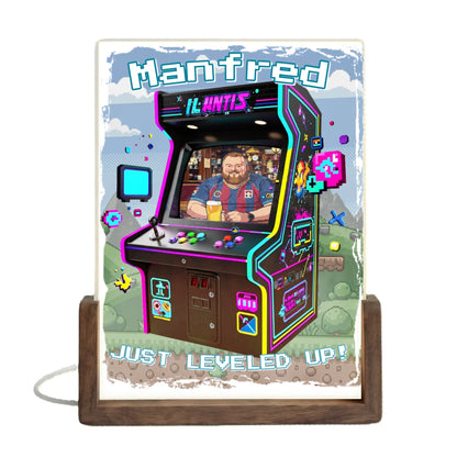 8-bit-arcade-automat-mit-personalisiertem-foto-wunschnamen-und-schriftzug-just-leveled-up