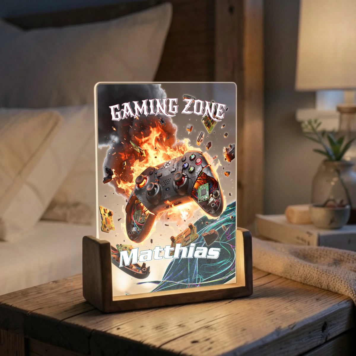 gaming-lampe-mit-gaming-zone-schriftzug-und-wunschnamen-auf-nachttisch