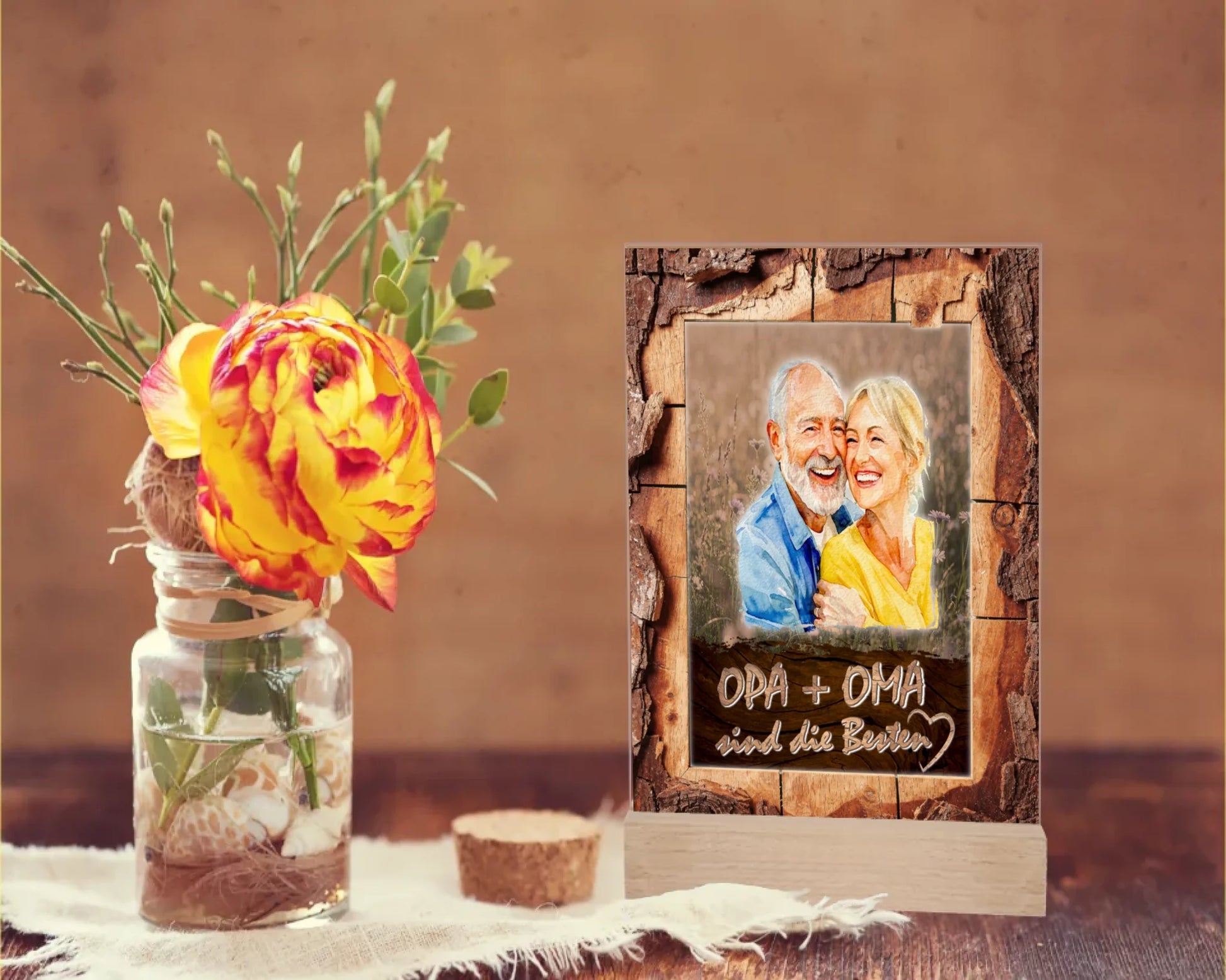 acrylglas-15x20cm-mit-standfuss-personalisiert-mit-foto-von-oma-und-opa-als-auarell-bild
