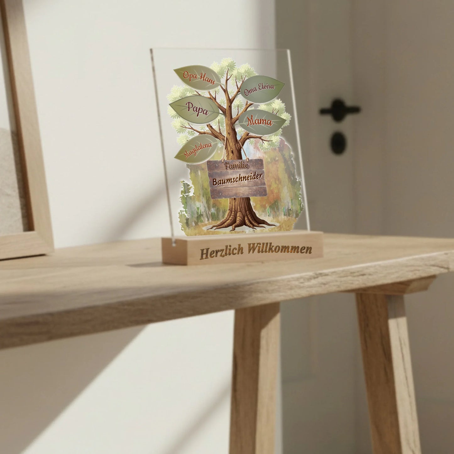 acrylglas-familienbaum-aufgestellt-auf-sideboard - personalisierte-tischdeko-mit-namen