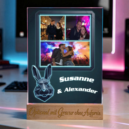 acrylglas-fotosaufsteller-personalisiert-mit-collage-namen-neben-polygon-hase-und-graviertem-holzsockel