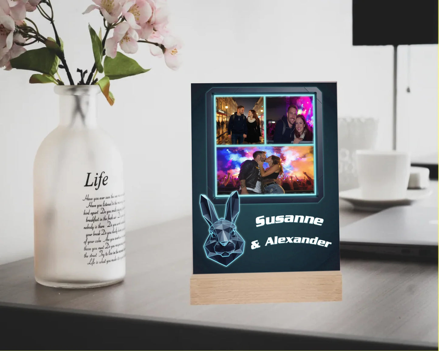 fotogeschenk-für-freund-fotocollage-auf-acrylglas-mit-namen-neben-hase-im-polygon-design
