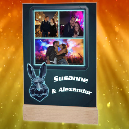 ostergeschenk-für-partner-fotocollage-auf-acrylglas-personalisiert-mit-namen-neben-hase-im-polygon-design