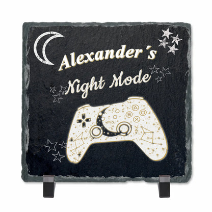 aesthetic-gaming-zimmer-zubehoer-eine-personalisierte-schieferplatte-mit-feinem-mond-motiv-als-cozy-gaming-deko