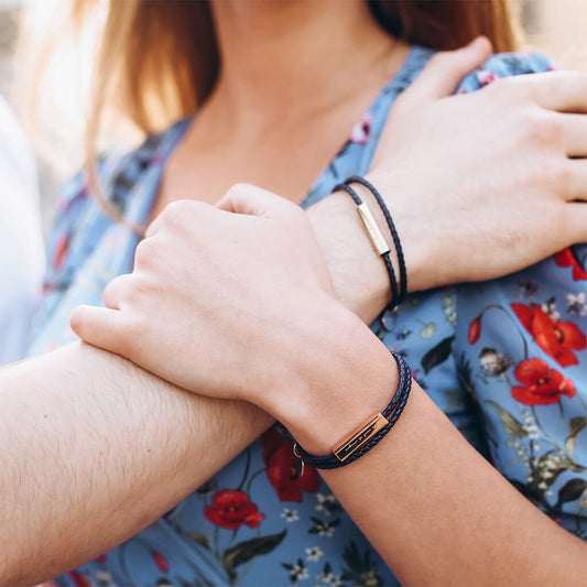 personalisiertes-armband-fuer-die-freundin-als-weihnachtsgeschenk-edelstahl-anhaenger-aus-edelstahl-mit-echtleder-armband