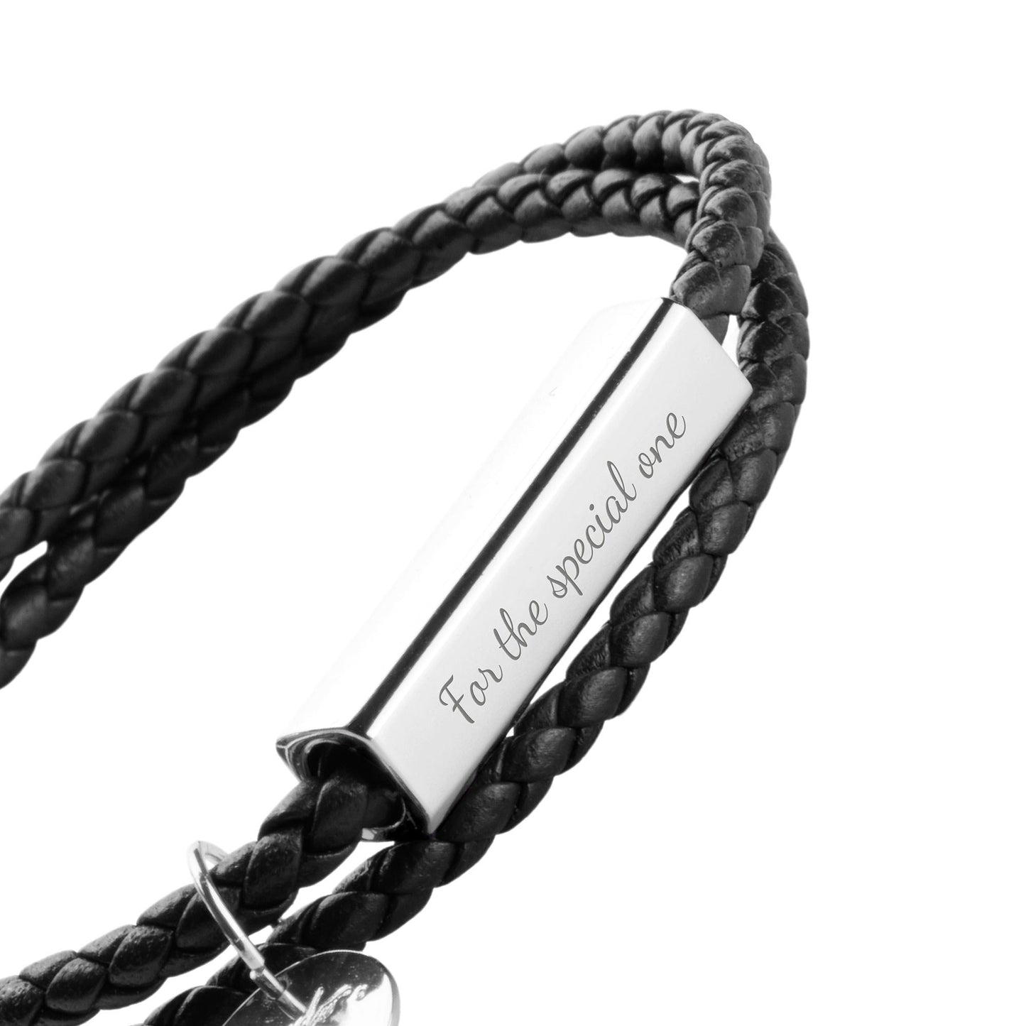 personalisiertes-armband-fuer-frauen-edelstahl-mit-echtleder-band-nahaufnahme