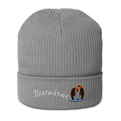 bio-baumwoll-beanie-grau-gerippt-bestickt-mit-motiv-pinguin-familie-und-schriftzug-nestwaerme