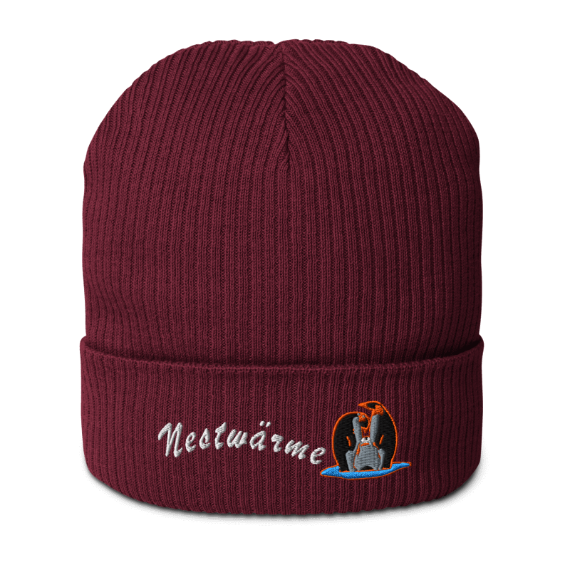 bio-baumwoll-beanie-weinrot-gerippt-bestickt-mit-motiv-pinguin-familie-und-schriftzug-nestwaerme