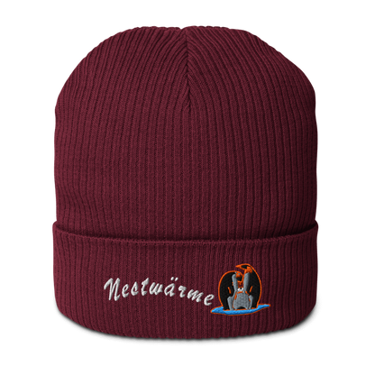bio-baumwoll-beanie-weinrot-gerippt-bestickt-mit-motiv-pinguin-familie-und-schriftzug-nestwaerme