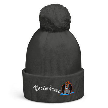bestickte-beanie-grau-mit-bund-und-bommel-motiv-pinguin-familie-und-schriftzug-nestwaerme