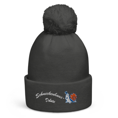 bestickte-beanie-grau-mit-bund-und-bommel-motiv-lustige-schnecke-und-schriftzug-schneckenhaus-deluxe