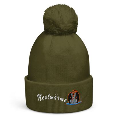 bestickte-beanie-gruen-mit-bund-und-bommel-motiv-pinguin-familie-und-schriftzug-nestwaerme