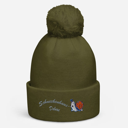bestickte-beanie-gruen-mit-bund-und-bommel-motiv-lustige-schnecke-und-schriftzug-schneckenhaus-deluxe