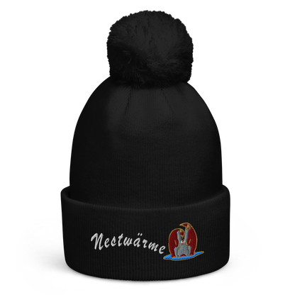 bestickte-beanie-schwarz-mit-bund-und-bommel-motiv-pinguin-familie-und-schriftzug-nestwaerme