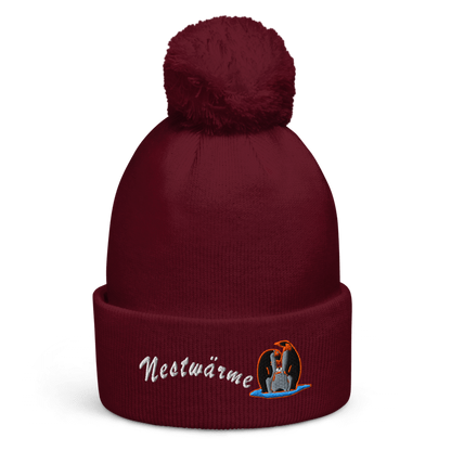 bestickte-beanie-weinrot-mit-bund-und-bommel-motiv-pinguin-familie-und-schriftzug-nestwaerme