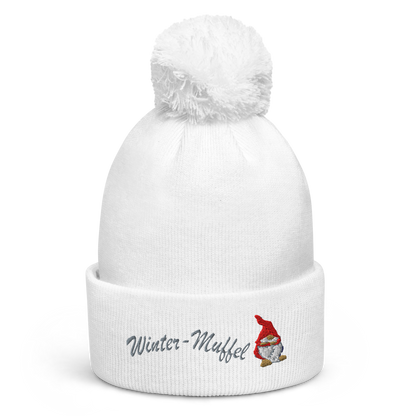 bestickte-beanie-weiss-mit-bund-und-bommel-motiv-frecher-wichtel-und-schriftzug-winter-muffel