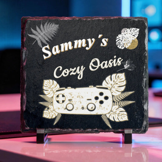 personalisierte-schieferplatte-im-botanical-design-mit-handheld-motiv-als-gemuetliche-cozy-gaming-deko-auf-einem-schreibtisch